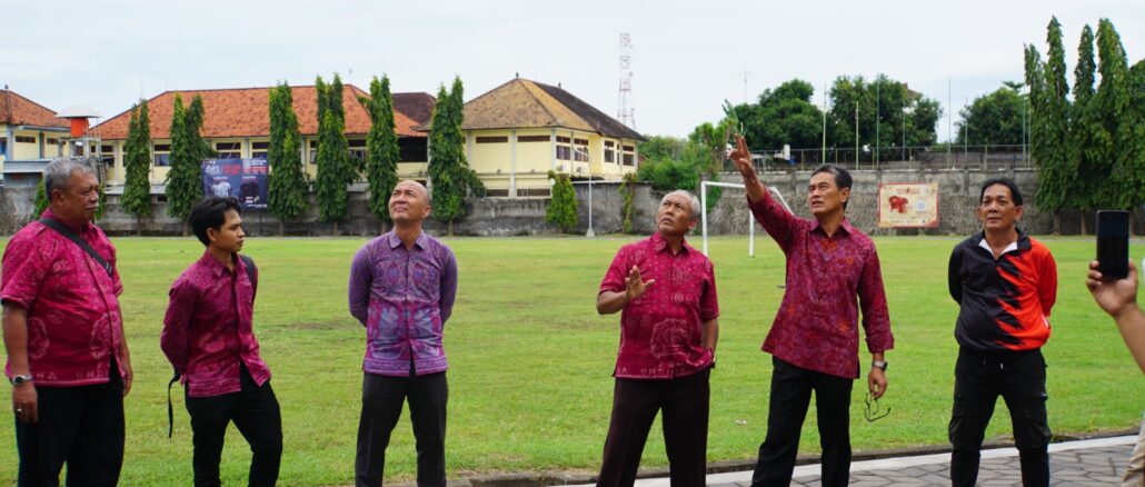 Wabup Supriatna saat meninjau kondisi venue-venue olahraga di Kawasan GOR Bhuana Patra, GOR Mayor Metra, dan Kolam Renang Nirmala Asri, Selasa (24/2).
