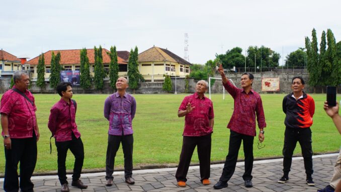 Wabup Supriatna saat meninjau kondisi venue-venue olahraga di Kawasan GOR Bhuana Patra, GOR Mayor Metra, dan Kolam Renang Nirmala Asri, Selasa (24/2).
