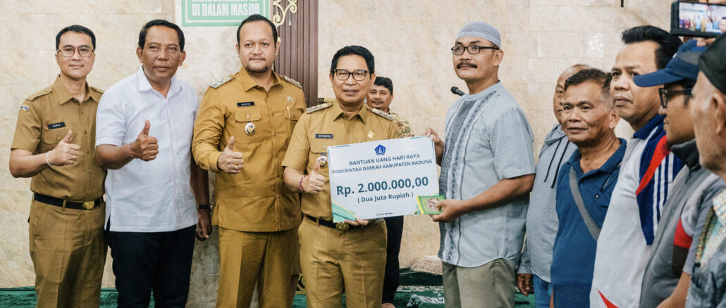 Bupati Adi Arnawa bersama Wabup Bagus Alit Sucipta secara simbolis menyerahkan Bantuan Sosial keagamaan sebesar Rp. 2 Juta Per KK Menjelang Hari Raya Idul Fitri kepada masyarakat yang beragama Islam, di Musholla Nurul Hikmah, Banjar Kwanji, Desa Dalung, Kuta Utara, Senin (9/3) - IST