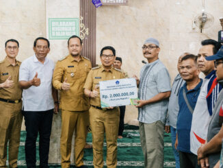 Bupati Adi Arnawa bersama Wabup Bagus Alit Sucipta secara simbolis menyerahkan Bantuan Sosial keagamaan sebesar Rp. 2 Juta Per KK Menjelang Hari Raya Idul Fitri kepada masyarakat yang beragama Islam, di Musholla Nurul Hikmah, Banjar Kwanji, Desa Dalung, Kuta Utara, Senin (9/3) - IST