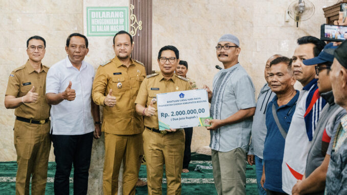 Bupati Adi Arnawa bersama Wabup Bagus Alit Sucipta secara simbolis menyerahkan Bantuan Sosial keagamaan sebesar Rp. 2 Juta Per KK Menjelang Hari Raya Idul Fitri kepada masyarakat yang beragama Islam, di Musholla Nurul Hikmah, Banjar Kwanji, Desa Dalung, Kuta Utara, Senin (9/3) - IST
