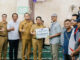 Bupati Adi Arnawa bersama Wabup Bagus Alit Sucipta secara simbolis menyerahkan Bantuan Sosial keagamaan sebesar Rp. 2 Juta Per KK Menjelang Hari Raya Idul Fitri kepada masyarakat yang beragama Islam, di Musholla Nurul Hikmah, Banjar Kwanji, Desa Dalung, Kuta Utara, Senin (9/3) - IST