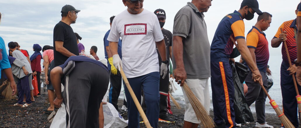 Bupati Buleleng pada kegiatan bersih-bersih pantai, di pesisir pantai kawasan Kelurahan Kampung Baru, Minggu (1/3) - IST