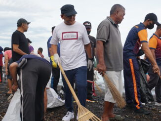 Bupati Buleleng pada kegiatan bersih-bersih pantai, di pesisir pantai kawasan Kelurahan Kampung Baru, Minggu (1/3) - IST
