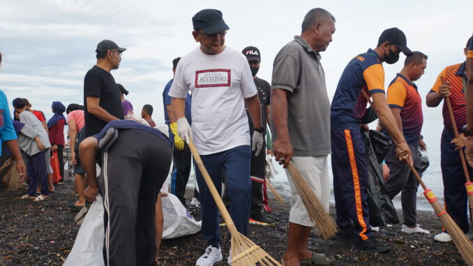 Bupati Buleleng pada kegiatan bersih-bersih pantai, di pesisir pantai kawasan Kelurahan Kampung Baru, Minggu (1/3) - IST