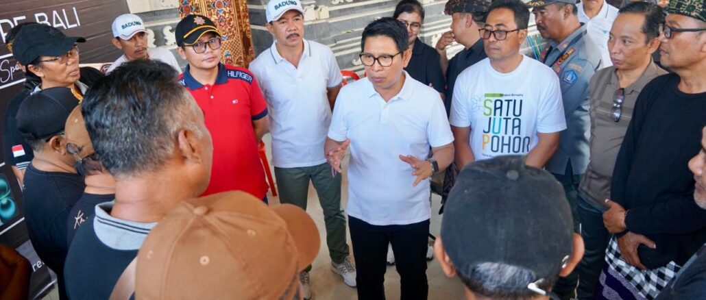 Bupati Adi Arnawa meninjau Aksi Percepatan Pengelolaan Sampah Berbasis Sumber di Kecamatan Kuta Utara, Minggu (8/3).