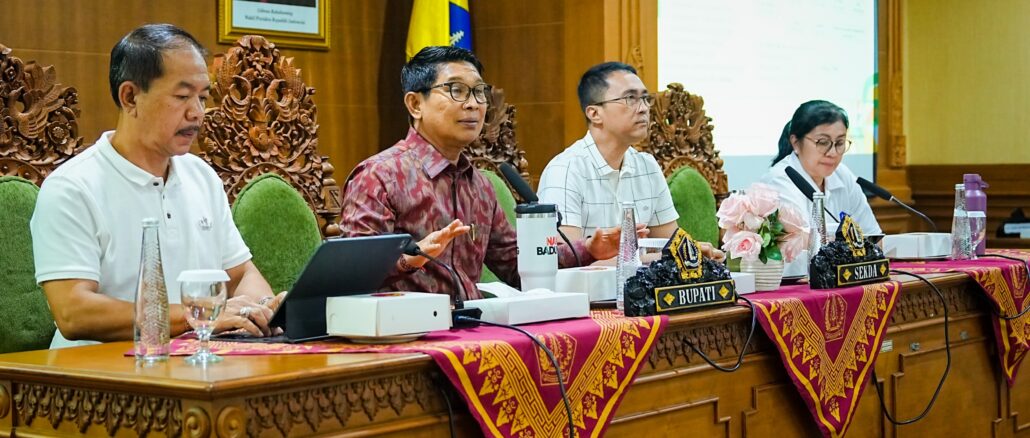 Bupati Wayan Adi Arnawa didampingi Sekda Surya Suamba memimpin rapat evaluasi pendataan Asper PSBS Kabupaten Badung di ruang Kriya Gosana, Puspem Badung, Jumat (27/3) - IST