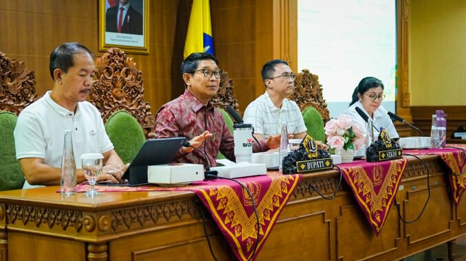Bupati Wayan Adi Arnawa didampingi Sekda Surya Suamba memimpin rapat evaluasi pendataan Asper PSBS Kabupaten Badung di ruang Kriya Gosana, Puspem Badung, Jumat (27/3) - IST