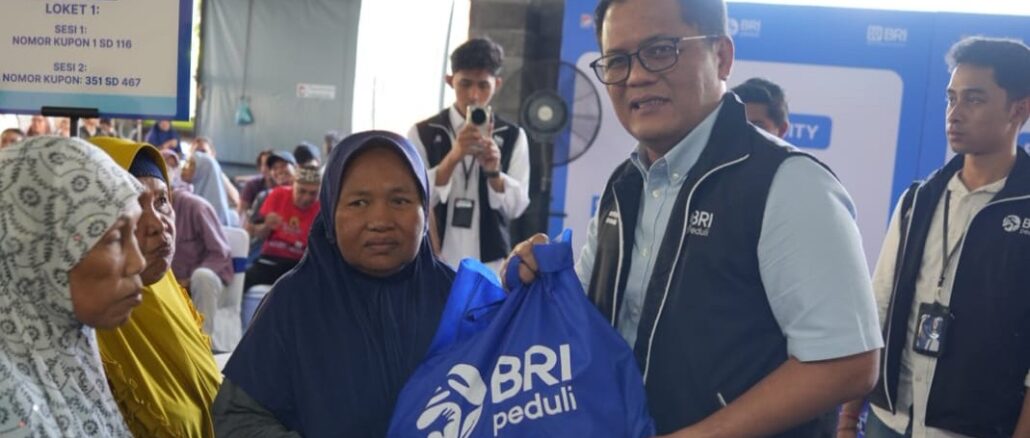 Regional CEO BRI Region 17 Denpasar Hery Noercahya saat pembagian semablo untuk warga kota Denpasar - IST