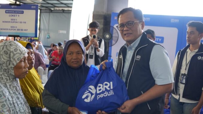 Regional CEO BRI Region 17 Denpasar Hery Noercahya saat pembagian semablo untuk warga kota Denpasar - IST