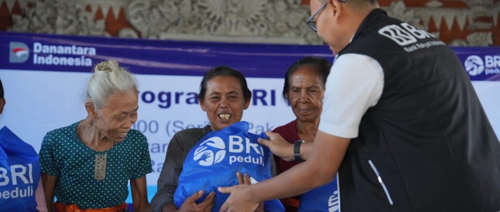Regional CEO BRI Region 17 Denpasar, Hery Noercahya saat acara pembagian sembako di Buleleng, Bali - IST