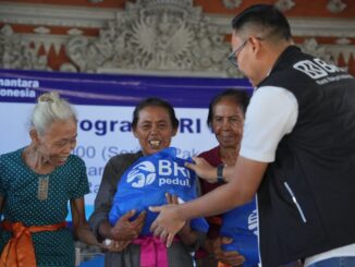 Regional CEO BRI Region 17 Denpasar, Hery Noercahya saat acara pembagian sembako di Buleleng, Bali - IST