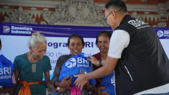 Regional CEO BRI Region 17 Denpasar, Hery Noercahya saat acara pembagian sembako di Buleleng, Bali - IST