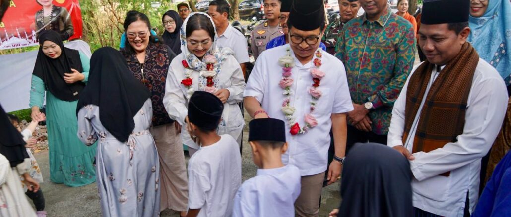 Bupati Wayan Adi Arnawa bersama Ketua TP. PKK Badung Nyonya Rasniathi Adi Arnawa saat Safari Ramadhan sekaligus Buka Puasa bersama di Mushola Al Furqon, Kelurahan Benoa, Kecamatan Kuta Selatan, Selasa (10/3) - IST