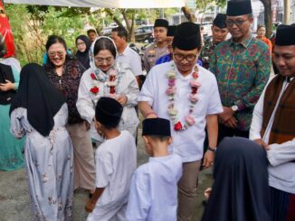 Bupati Wayan Adi Arnawa bersama Ketua TP. PKK Badung Nyonya Rasniathi Adi Arnawa saat Safari Ramadhan sekaligus Buka Puasa bersama di Mushola Al Furqon, Kelurahan Benoa, Kecamatan Kuta Selatan, Selasa (10/3) - IST
