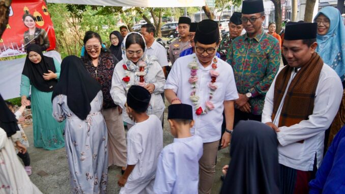 Bupati Wayan Adi Arnawa bersama Ketua TP. PKK Badung Nyonya Rasniathi Adi Arnawa saat Safari Ramadhan sekaligus Buka Puasa bersama di Mushola Al Furqon, Kelurahan Benoa, Kecamatan Kuta Selatan, Selasa (10/3) - IST