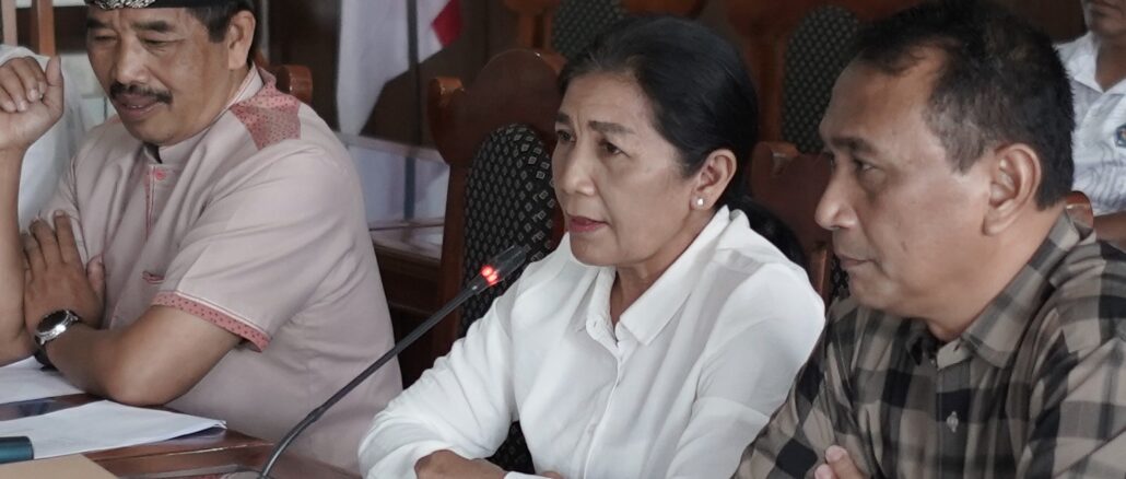 Ketua Komisi I DPRD Kabupaten Buleleng, Luh Marleni (tengah) saat rapat koordinasi bersama Komisi I DPRD Provinsi Bali yang berlangsung di Ruang Gabungan Komisi Gedung DPRD Buleleng, Jumat (27/3/2026) - IST