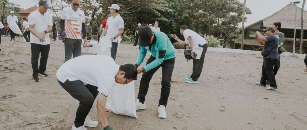 Bupati Wayan Adi Arnawa bersama Ketua DPRD Badung I Gusti Anom Gumanti memimpin langsung Gerakan Bali Bersih Sampah di Pantai Petitenget dan penanaman pohon di area pesisir, Minggu (1/3). - IST