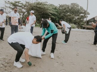 Bupati Wayan Adi Arnawa bersama Ketua DPRD Badung I Gusti Anom Gumanti memimpin langsung Gerakan Bali Bersih Sampah di Pantai Petitenget dan penanaman pohon di area pesisir, Minggu (1/3). - IST
