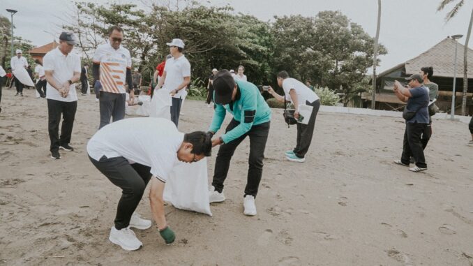 Bupati Wayan Adi Arnawa bersama Ketua DPRD Badung I Gusti Anom Gumanti memimpin langsung Gerakan Bali Bersih Sampah di Pantai Petitenget dan penanaman pohon di area pesisir, Minggu (1/3). - IST