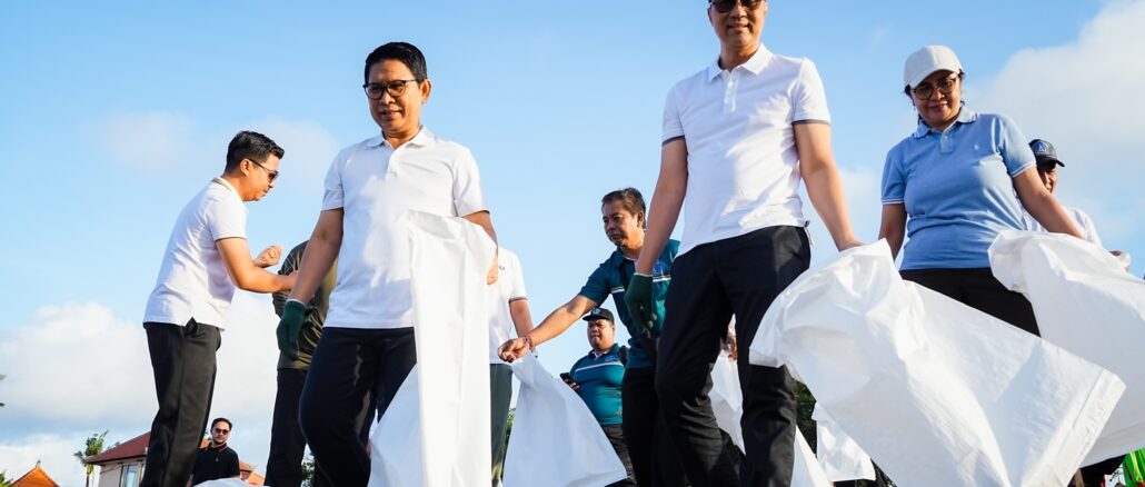Bupati Adi Arnawa saat memimpin langsung kegiatan gotong-royong pembersihan lingkungan (korve) di kawasan Pantai Munggu, Mengwi, Jumat (13/3) - IST
