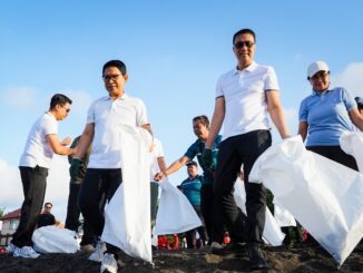 Bupati Adi Arnawa saat memimpin langsung kegiatan gotong-royong pembersihan lingkungan (korve) di kawasan Pantai Munggu, Mengwi, Jumat (13/3) - IST