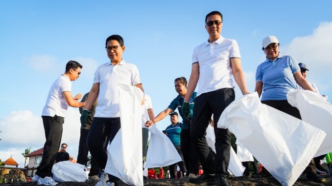 Bupati Adi Arnawa saat memimpin langsung kegiatan gotong-royong pembersihan lingkungan (korve) di kawasan Pantai Munggu, Mengwi, Jumat (13/3) - IST
