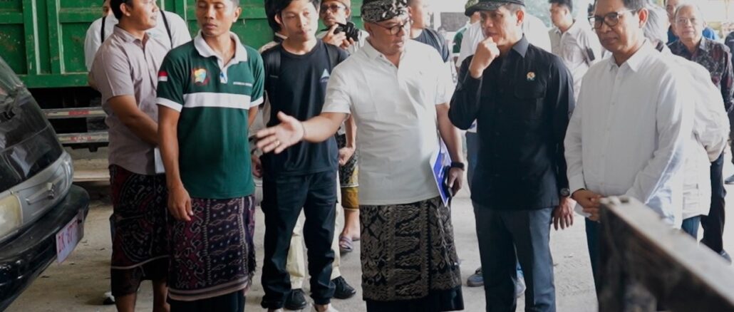 Bupati Adi Arnawa bersama Gubernur Wayan Koster saat mendampingi kunjungan kerja Menteri Lingkungan Hidup/Kepala BPLH Hanif Faisol Nurofiq dalam peninjauan pengelolaan sampah berbasis masyarakat di Kabupaten Badung, Kamis (5/3). - IST