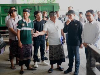 Bupati Adi Arnawa bersama Gubernur Wayan Koster saat mendampingi kunjungan kerja Menteri Lingkungan Hidup/Kepala BPLH Hanif Faisol Nurofiq dalam peninjauan pengelolaan sampah berbasis masyarakat di Kabupaten Badung, Kamis (5/3). - IST