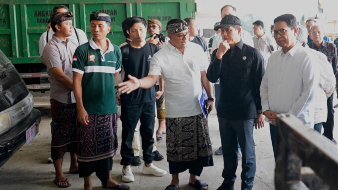 Bupati Adi Arnawa bersama Gubernur Wayan Koster saat mendampingi kunjungan kerja Menteri Lingkungan Hidup/Kepala BPLH Hanif Faisol Nurofiq dalam peninjauan pengelolaan sampah berbasis masyarakat di Kabupaten Badung, Kamis (5/3). - IST