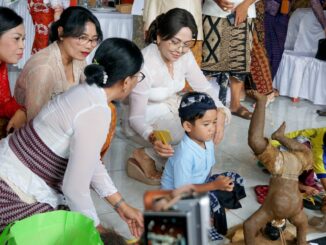 Bunda PAUD Kabupaten Badung Nyonya Rasniathi Adi Arnawa secara resmi membuka Lomba Kreativitas Ogoh-Ogoh PAUD Se-Kecamatan Abiansemal dengan memukul gong di Wantilan Pura Dalem Desa Sedang pada Selasa (3/3) - IST