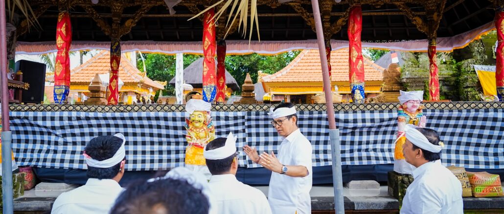 Bupati Wayan Adi Arnawa saat menghadiri upacara melaspas Pura Desa Kelod, Pura Penataran, Pura Pengulun Subak Tungkub Lanyahan Desa Kekeran, Kecamatan Mengwi, Badung, Selasa (3/3).- IST