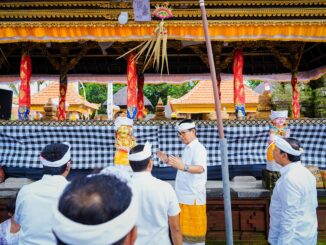 Bupati Wayan Adi Arnawa saat menghadiri upacara melaspas Pura Desa Kelod, Pura Penataran, Pura Pengulun Subak Tungkub Lanyahan Desa Kekeran, Kecamatan Mengwi, Badung, Selasa (3/3).- IST