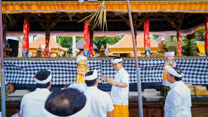 Bupati Wayan Adi Arnawa saat menghadiri upacara melaspas Pura Desa Kelod, Pura Penataran, Pura Pengulun Subak Tungkub Lanyahan Desa Kekeran, Kecamatan Mengwi, Badung, Selasa (3/3).- IST