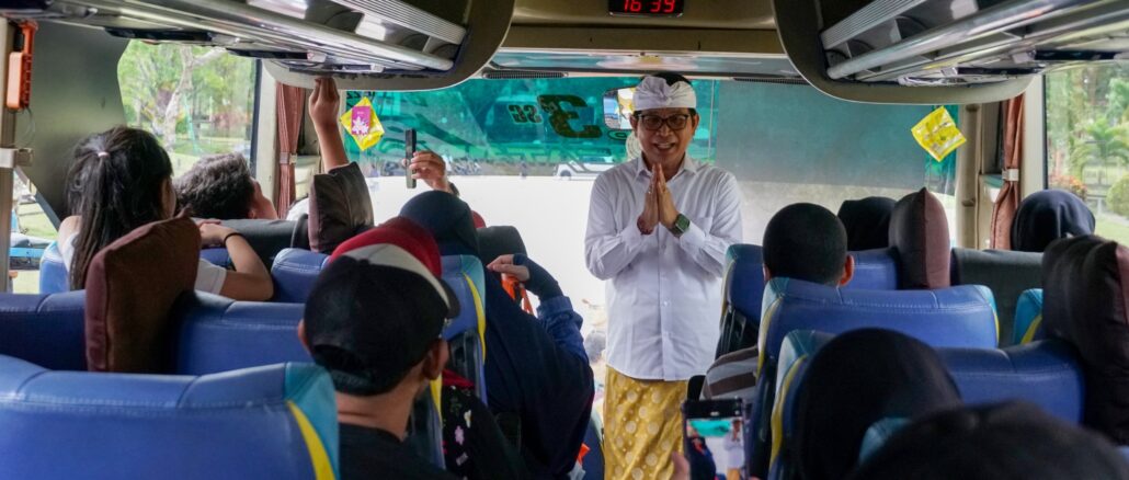 Bupati Wayan Adi Arnawa melepas peserta program mudik gratis tahun 2026 di Balai Budaya Giri Nata Mandala, Puspem Badung, Sabtu (14/3)- ist