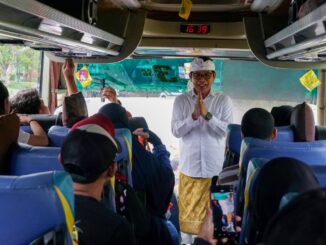 Bupati Wayan Adi Arnawa melepas peserta program mudik gratis tahun 2026 di Balai Budaya Giri Nata Mandala, Puspem Badung, Sabtu (14/3)- ist