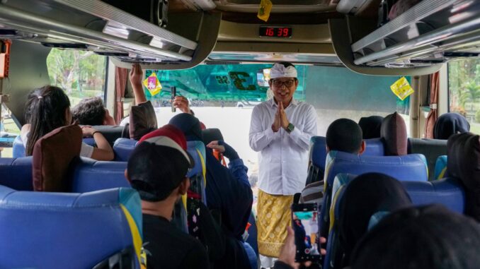 Bupati Wayan Adi Arnawa melepas peserta program mudik gratis tahun 2026 di Balai Budaya Giri Nata Mandala, Puspem Badung, Sabtu (14/3)- ist