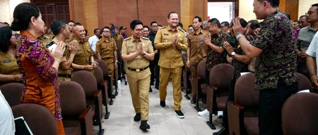 Bupati Wayan Adi Arnawa didampingi Wabup Bagus Alit Sucipta saat membuka Musrenbang RKPD Semesta Berencana Kabupaten Badung Tahun 2027 di Ruang Pertemuan Kertha Gosana, Puspem Badung, Senin (30/3) - IST