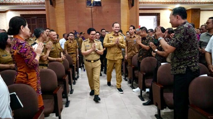 Bupati Wayan Adi Arnawa didampingi Wabup Bagus Alit Sucipta saat membuka Musrenbang RKPD Semesta Berencana Kabupaten Badung Tahun 2027 di Ruang Pertemuan Kertha Gosana, Puspem Badung, Senin (30/3) - IST