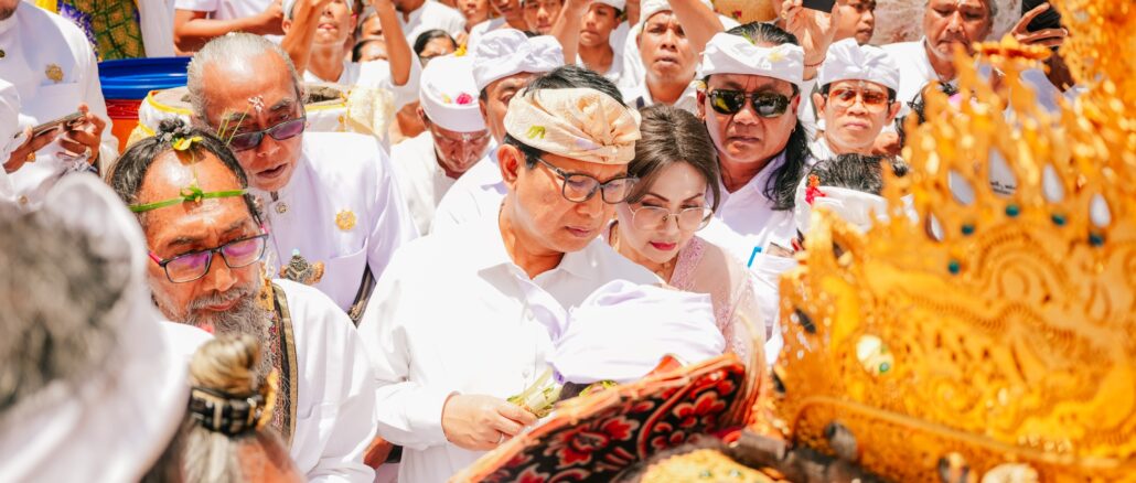 Bupati Adi Arnawa saat menjadi upasaksi dalam rangkaian Karya Ngodak Pelawatan Ida Sesuhunan di Pura Dalem Bebalang, Desa Adat Carangsari, Kecamatan Petang, Rabu (25/3) - IST