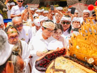 Bupati Adi Arnawa saat menjadi upasaksi dalam rangkaian Karya Ngodak Pelawatan Ida Sesuhunan di Pura Dalem Bebalang, Desa Adat Carangsari, Kecamatan Petang, Rabu (25/3) - IST