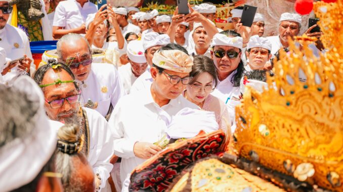 Bupati Adi Arnawa saat menjadi upasaksi dalam rangkaian Karya Ngodak Pelawatan Ida Sesuhunan di Pura Dalem Bebalang, Desa Adat Carangsari, Kecamatan Petang, Rabu (25/3) - IST
