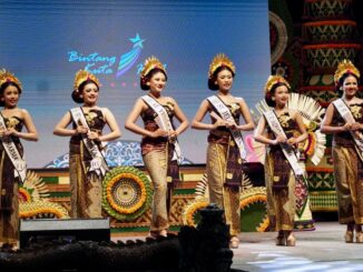 Bupati Adi Arnawa, secara resmi menutup perlombaan Jegeg Bungan Desa 2026 serangkaian Festival Seni Budaya XIV Desa Adat Kuta ditandai dengan peniupan Sungu di Open Stage Majelangu, Pura Segara Kuta, Sabtu (21/3).- IST