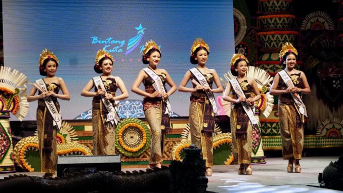 Bupati Adi Arnawa, secara resmi menutup perlombaan Jegeg Bungan Desa 2026 serangkaian Festival Seni Budaya XIV Desa Adat Kuta ditandai dengan peniupan Sungu di Open Stage Majelangu, Pura Segara Kuta, Sabtu (21/3).- IST