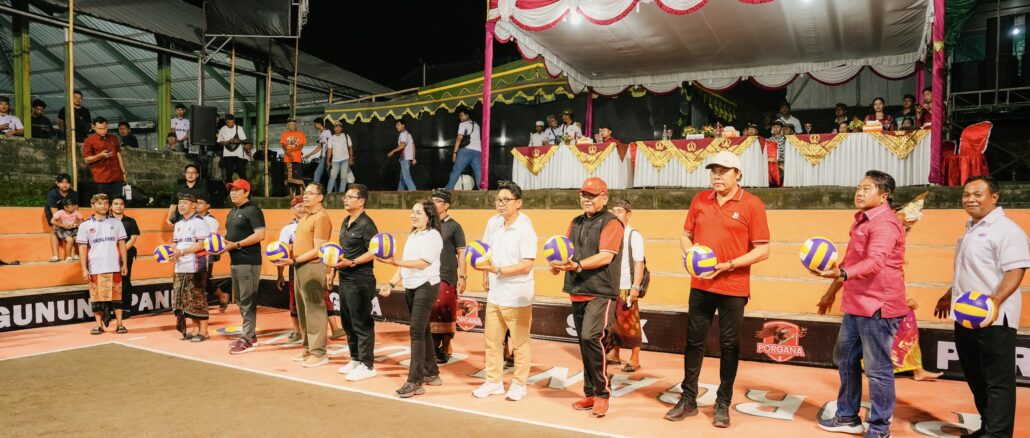 Bupati Badung Adi Arnawa dan istri saat membuka Turnamen Bola Voli Porgana Cup IV Tahun 2026 di Lapangan Porgana, Banjar Gunung Pande, Desa Tumbak Bayuh, Mengwi, Jumat (27/3). - IST