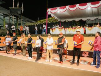 Bupati Badung Adi Arnawa dan istri saat membuka Turnamen Bola Voli Porgana Cup IV Tahun 2026 di Lapangan Porgana, Banjar Gunung Pande, Desa Tumbak Bayuh, Mengwi, Jumat (27/3). - IST