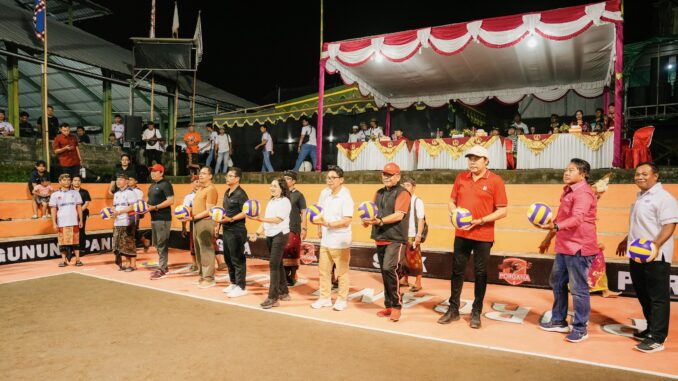 Bupati Badung Adi Arnawa dan istri saat membuka Turnamen Bola Voli Porgana Cup IV Tahun 2026 di Lapangan Porgana, Banjar Gunung Pande, Desa Tumbak Bayuh, Mengwi, Jumat (27/3). - IST