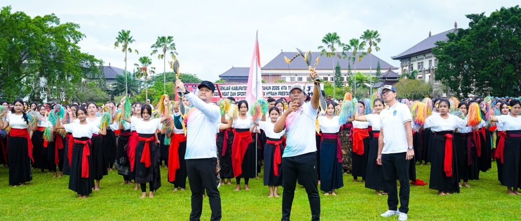 Wabup Bagus Alit Sucipta bersama Ketua DPRD Badung I Gusti Anom Gumanti membuka Porsenijar Kabupaten Badung Tahun 2026 yang ditandai dengan pelepasan panah di Lapangan Puspem Badung, Senin (2/3). - IST