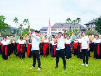 Wabup Bagus Alit Sucipta bersama Ketua DPRD Badung I Gusti Anom Gumanti membuka Porsenijar Kabupaten Badung Tahun 2026 yang ditandai dengan pelepasan panah di Lapangan Puspem Badung, Senin (2/3). - IST
