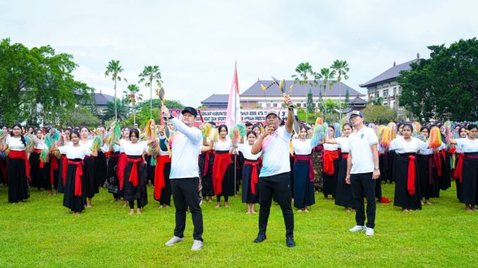 Wabup Bagus Alit Sucipta bersama Ketua DPRD Badung I Gusti Anom Gumanti membuka Porsenijar Kabupaten Badung Tahun 2026 yang ditandai dengan pelepasan panah di Lapangan Puspem Badung, Senin (2/3). - IST
